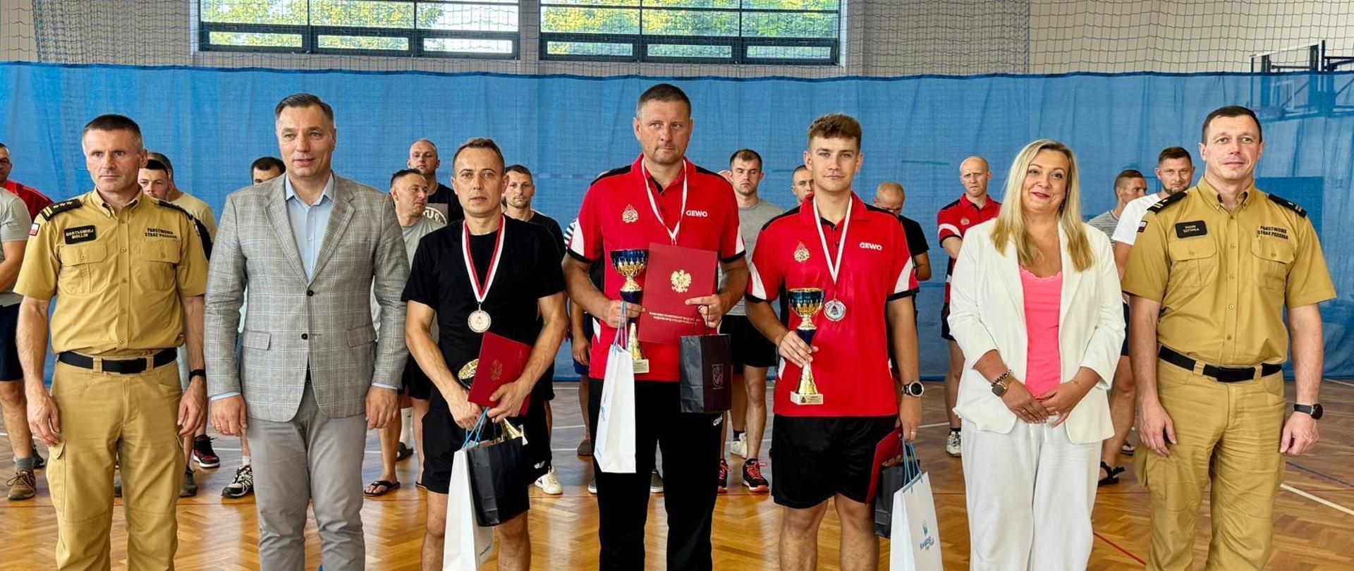 Zdjęcie przedstawia nagrodzonych w turnieju. 