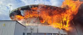 Na zdjęciu widać pożar budynku w Pucku. Pali się górna część restauracji — cała w płomieniach.