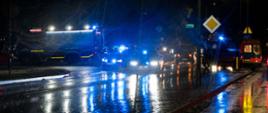 Potrącenie osoby pieszej na ulicy Biskupa Antoniego Laubitza w Inowrocławiu, na miejscu zdarzenia służby prowadzące swoje działania