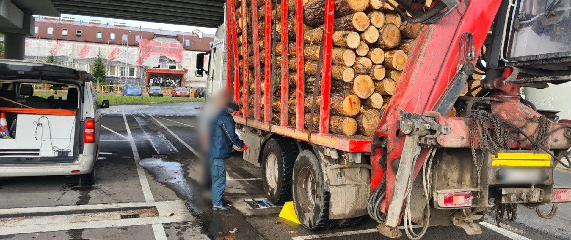 Ponad 38 t zamiast dopuszczalnych 26 ważyła ciężarówka przewożąca kłody drewna. Nienormatywny pojazd zatrzymali do kontroli i wycofali tymczasowo z dalszej jazdy inspektorzy podkarpackiej Inspekcji Transportu Drogowego.