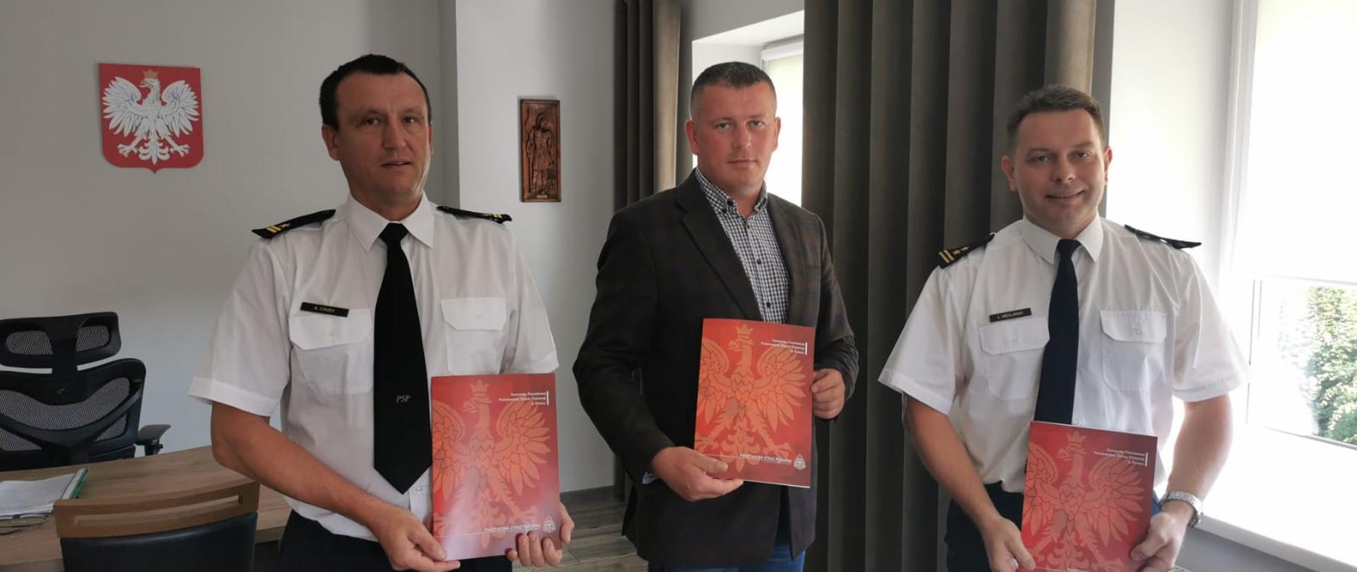 Podpisywanie porozumienia trójstronnego przez Komendanta Powiatowego PSP, Wójta Gminy Łękawica oraz Prezesa OSP Kocierz Moszczanicki