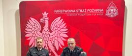 Na zdjęciu widoczni są Komendanci KP PSP w Pile. Osoby znajdują się w oświetlonym pomieszczeniu. 