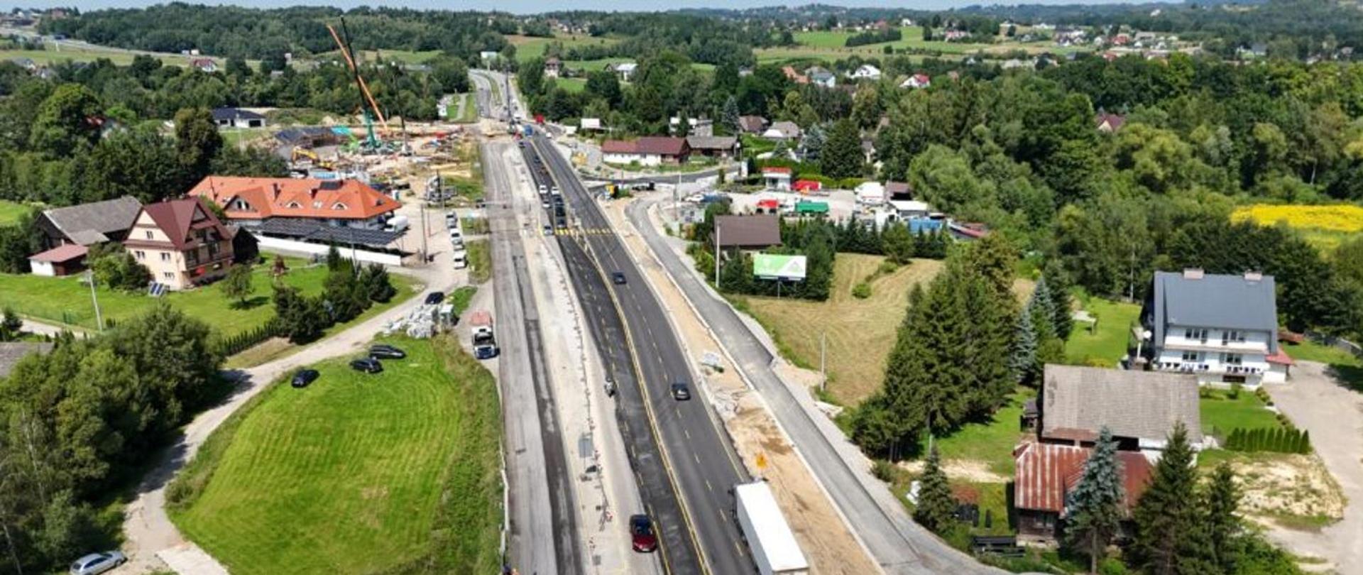 Budowa węzła w Krzyszkowicach, jezdnia zakopianki częściowo przełożona, wokół trasy zabudowania i zadrzewienia