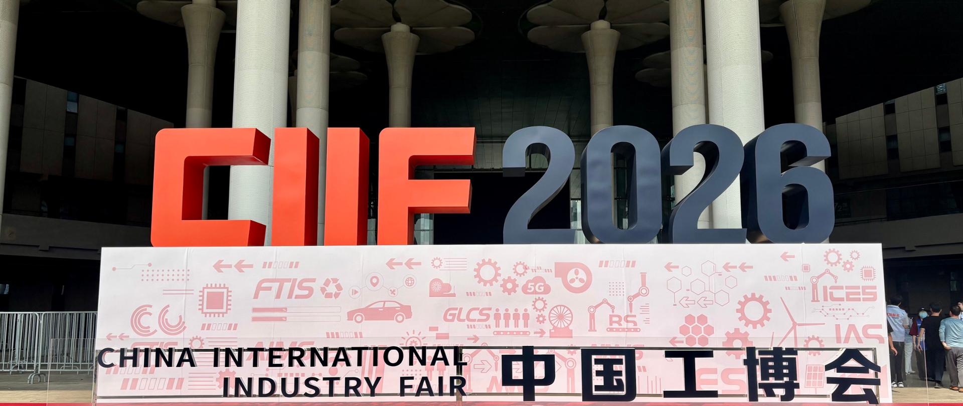 Baner powitalny China International Industry Fair. Dużymi literami 3D napisane jest CIIF2026.w tle filary w kształcie koniczyn