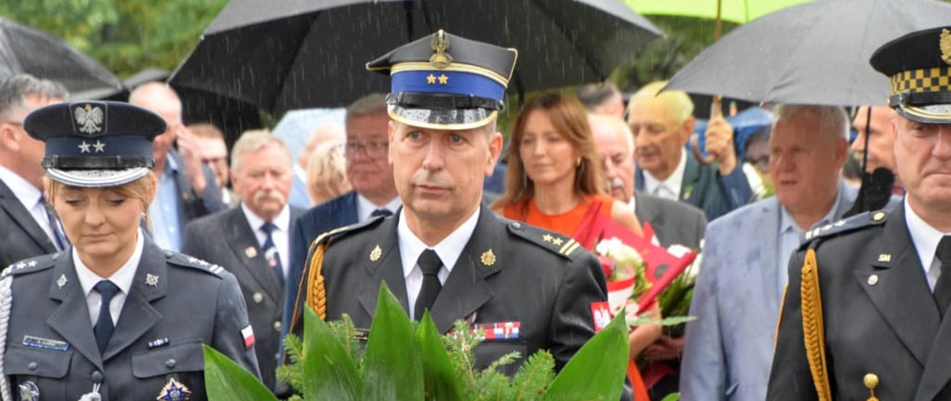 Zastępca Komendanta Powiatowego Państwowej Straży Pożarnej w Inowrocławiu bryg. Ireneusz Taraszka wraz z przedstawicielami służb mundurowych oddał hołd uczestnikom Powstania Warszawskiego i złożył kwiaty pod obeliskiem poświęconym Żołnierzom Armii Krajowej