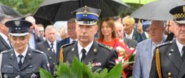 Zastępca Komendanta Powiatowego Państwowej Straży Pożarnej w Inowrocławiu bryg. Ireneusz Taraszka wraz z przedstawicielami służb mundurowych oddał hołd uczestnikom Powstania Warszawskiego i złożył kwiaty pod obeliskiem poświęconym Żołnierzom Armii Krajowej