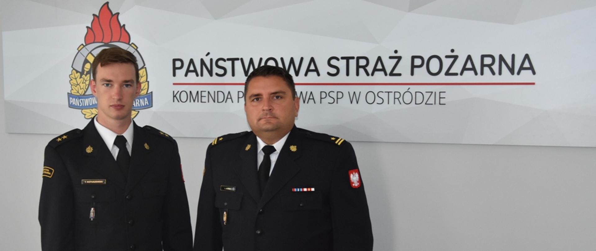 Komendant i nowy oficer staja do pamiątkowego zdjęcia. 