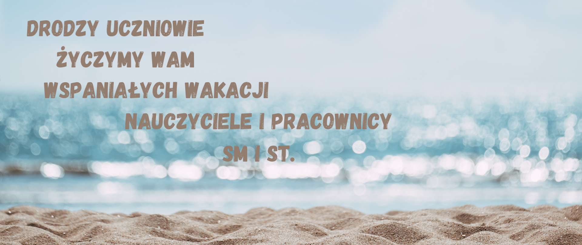 Na tle morza i piasku tekst w kolorze brązowym "Drodzy uczniowie życzymy Wam wspaniałych wakacji. Nauczyciele i pracownicy Szkoły Muzycznej I stopnia im. Grażyny Bacewicz we Wrocławiu.".