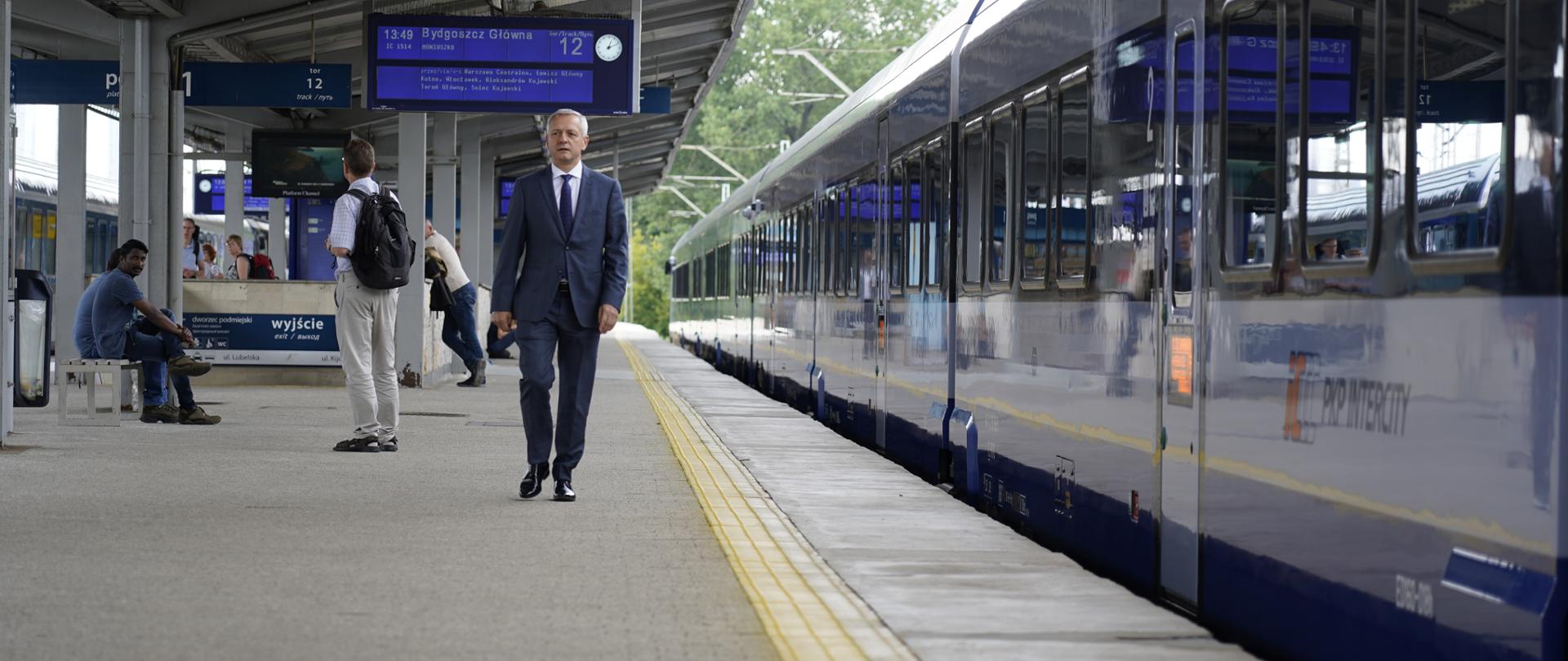 Minister Marek Zagórski na peronie dworca Wschodniego w Warszawie