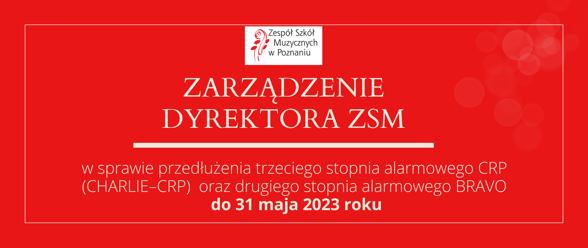 Grafika na czerwonym tle. Do góry logo ZSM, poniżej tekst: ZARZĄDZENIE DYREKTORA ZSM. W sprawie w sprawie przedłużenia trzeciego stopnia alarmowego CRP (CHARLIE–CRP) oraz drugiego stopnia alarmowego BRAVO do 31 maja 2023 roku
