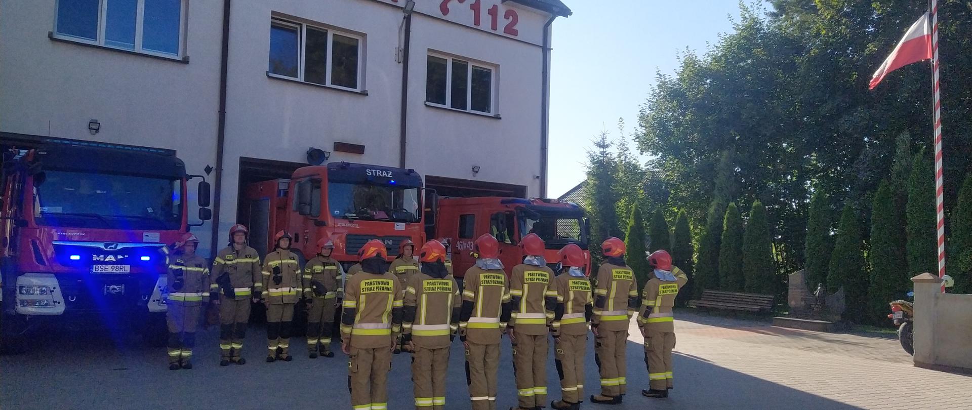 Hołd strażakowi Komendy Głównej Państwowej Straży Pożarnej, który zginął na służbie. 