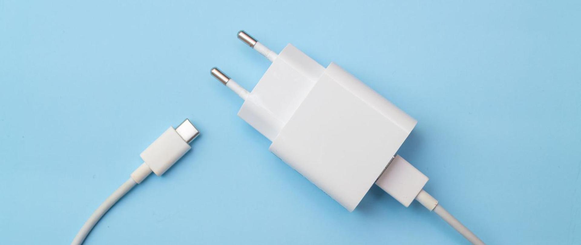 Ładowarka do telefonu na niebieskim tle 