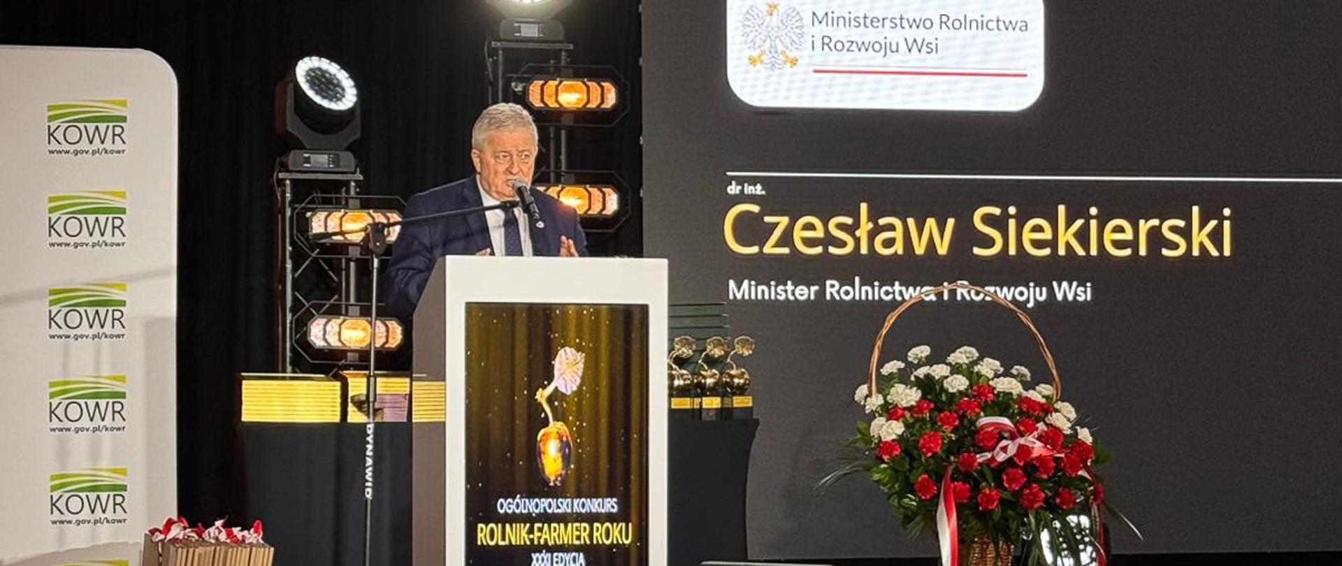 Minister Czesław Siekierski przemawia podczas gali finałowej konkursu Rolnik-Farmer Roku (fot. KOWR)