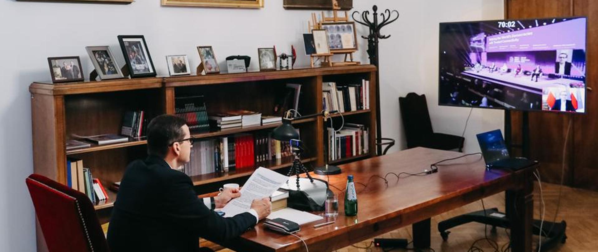 Premier podczas wideokonferencji.