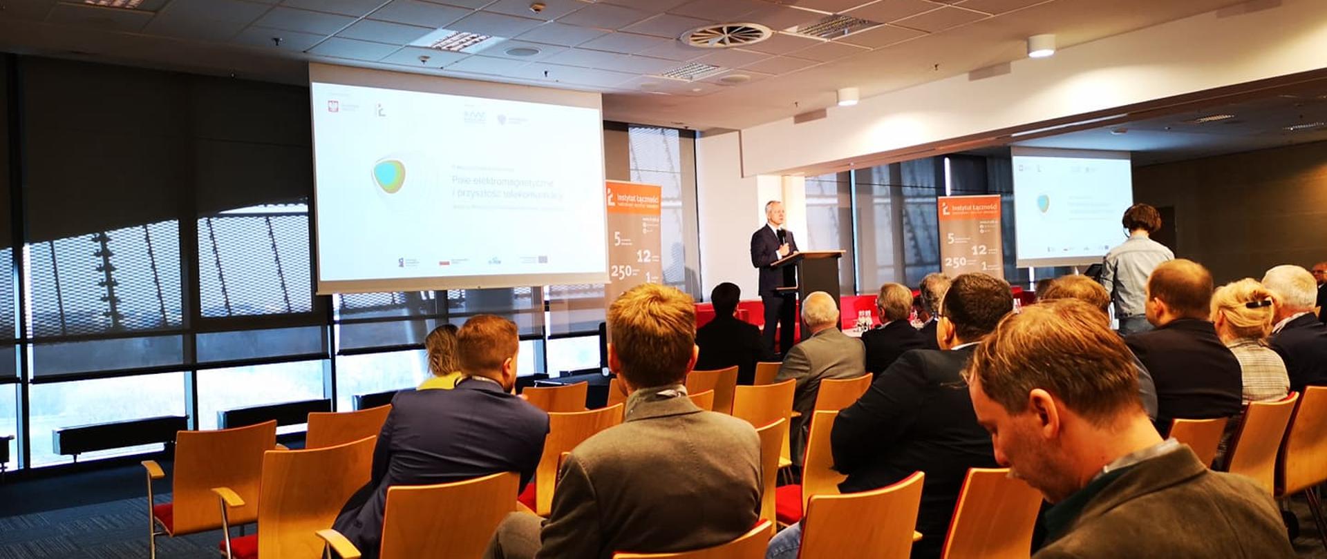 Minister Marek Zagórski przemawia do osób zgromadzonych na sali