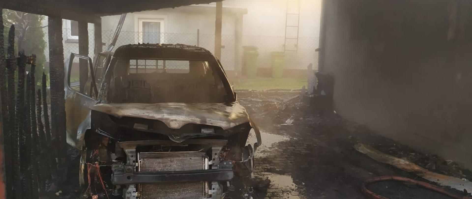 Zdjęcie przedstawia miejsce zdarzenia po pożarze.