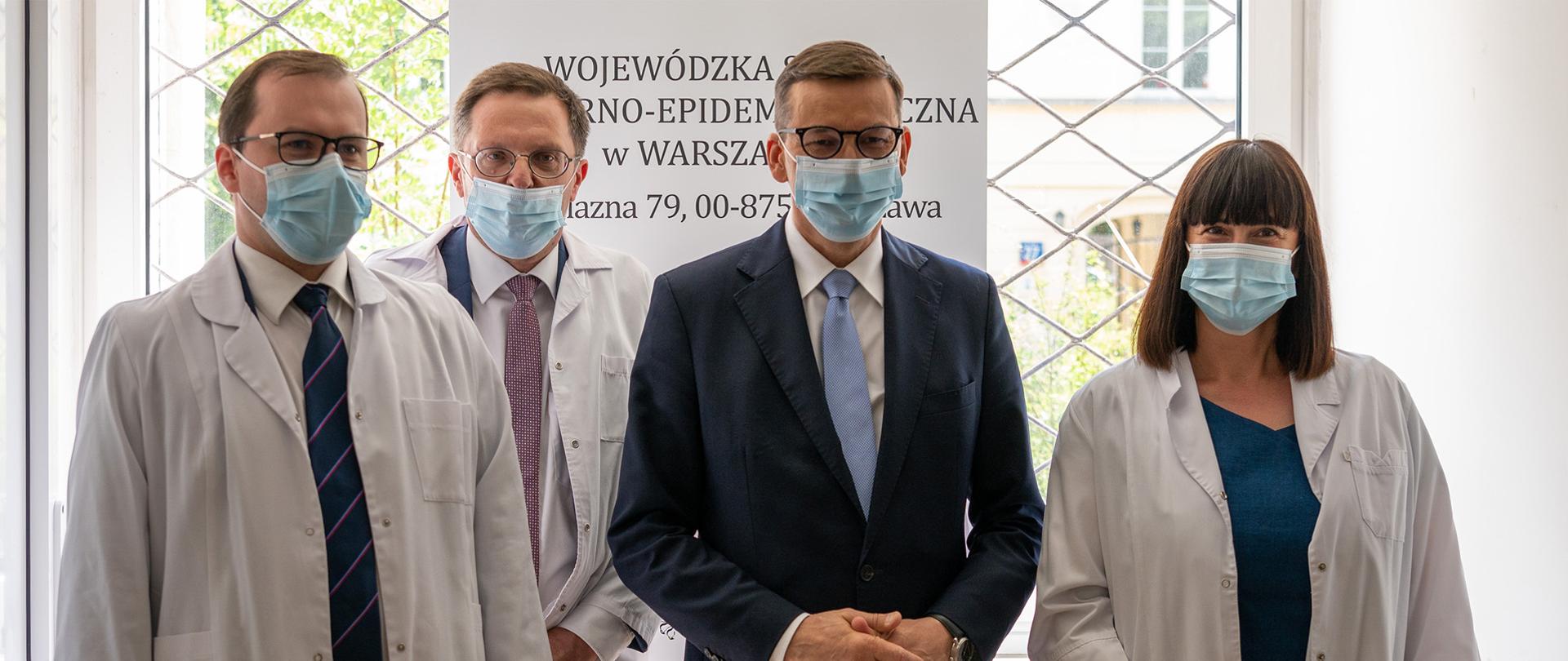 Dyrekcja WSSE w Warszawie wraz z premierem. Od lewej stoją: Dyrektor WSSE w Warszawie dr.n med. Przemysław Rzodkiewicz, Z-ca Dyrektora ds. Ekonomiczno-Administracjnych dr n o zdr. Tomasz Białas, premier Mateusz Morawiecki, Z-ca Dyrektora ds. Laboratorium Anna Krawczuk 