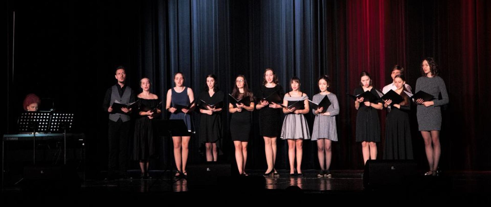 Zdjęcie przedstawiające uczestników koncertu Mojej Ojczyźnie