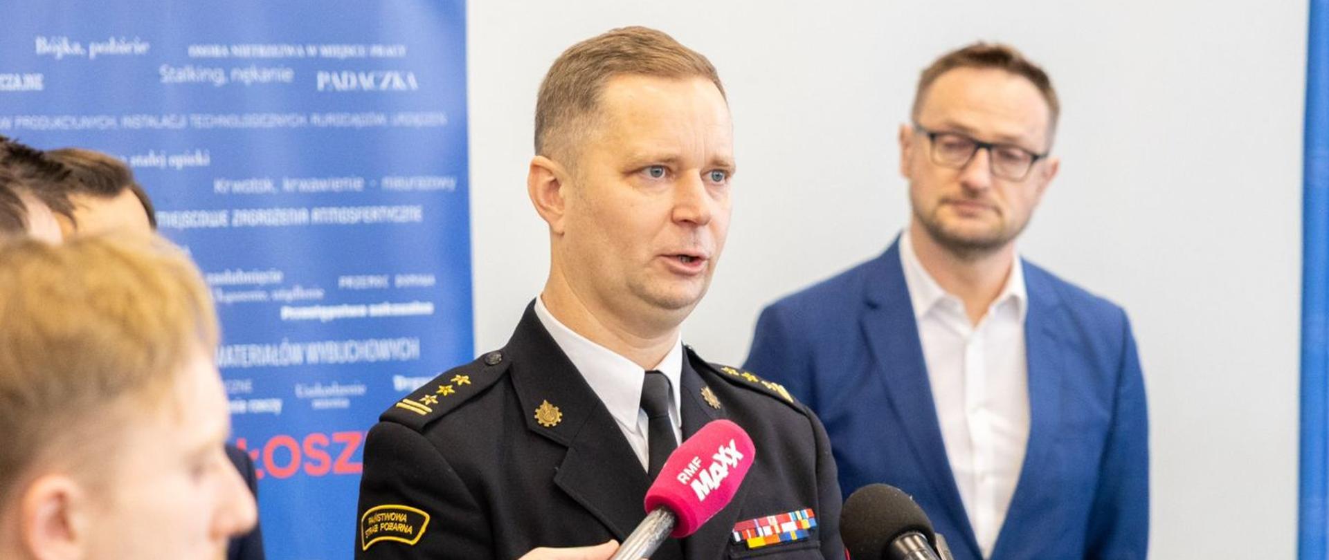 Europejski Dzień Numeru 112 - Konferencja prasowa - st. bryg. M. Wierel podczas konferencji udziela wywiadu