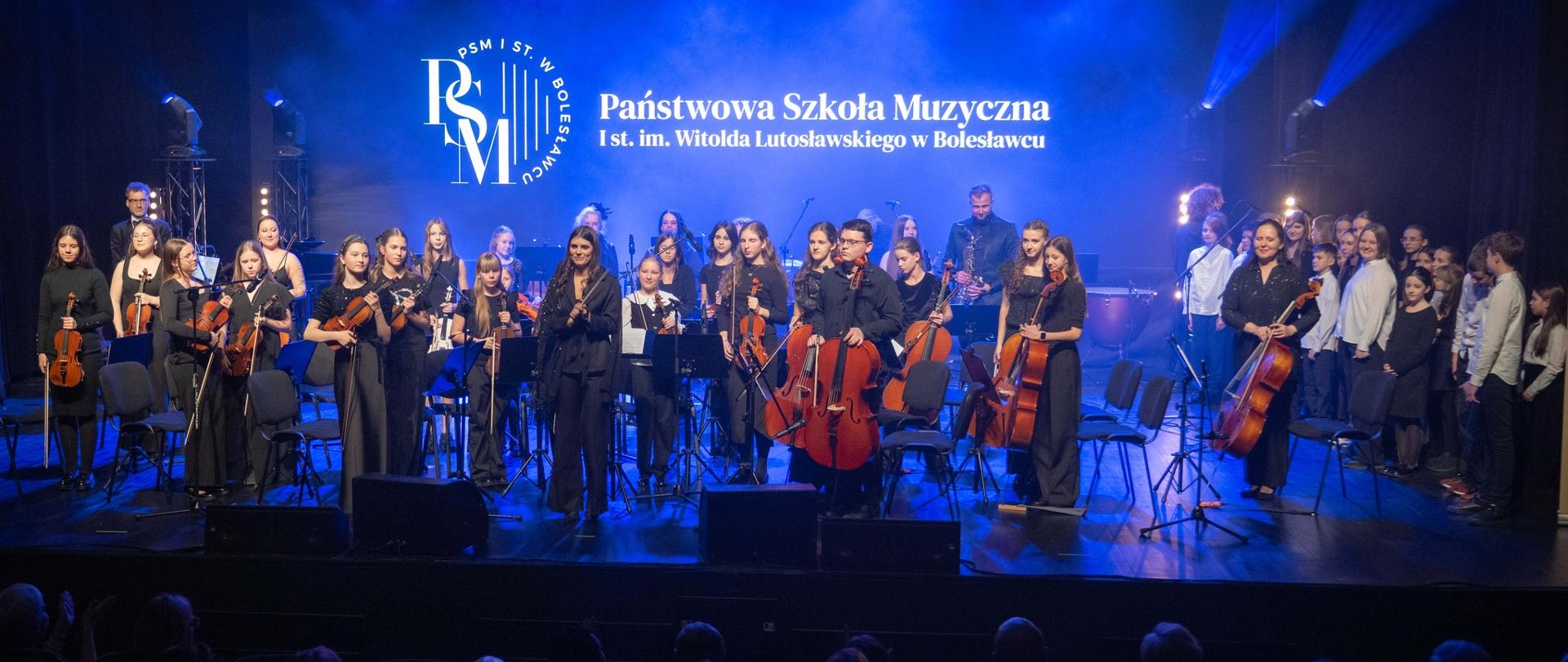 Zdjęcie przedstawiające wykonawców Koncertu Noworocznego 2026, który odbył się w sali kina "Forum" BOK-MCC w Bolesławcu, w dniu 22 stycznia 2026 r.