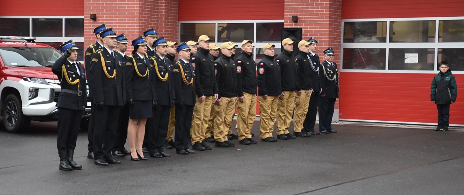 Uroczyste odśpiewanie hymnu. 