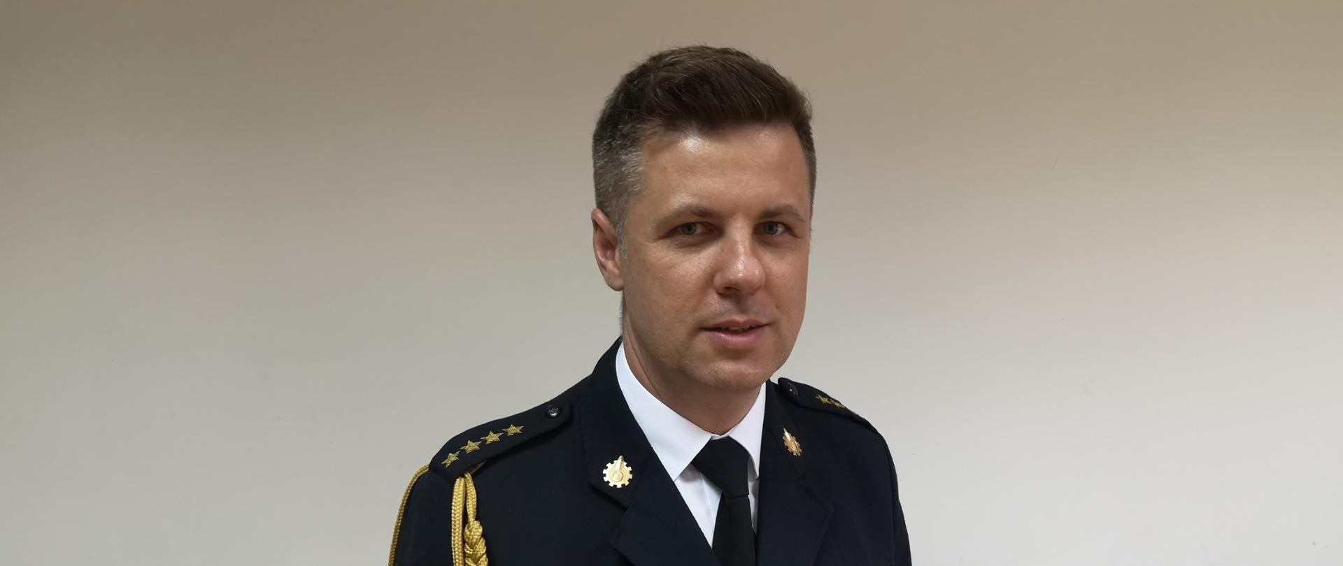 Zastępca Komendanta Powiatowego PSP w Wieliczce st. kpt. Robert Ulman w mundurze wyjściowym. Zdjęcie portretowe.