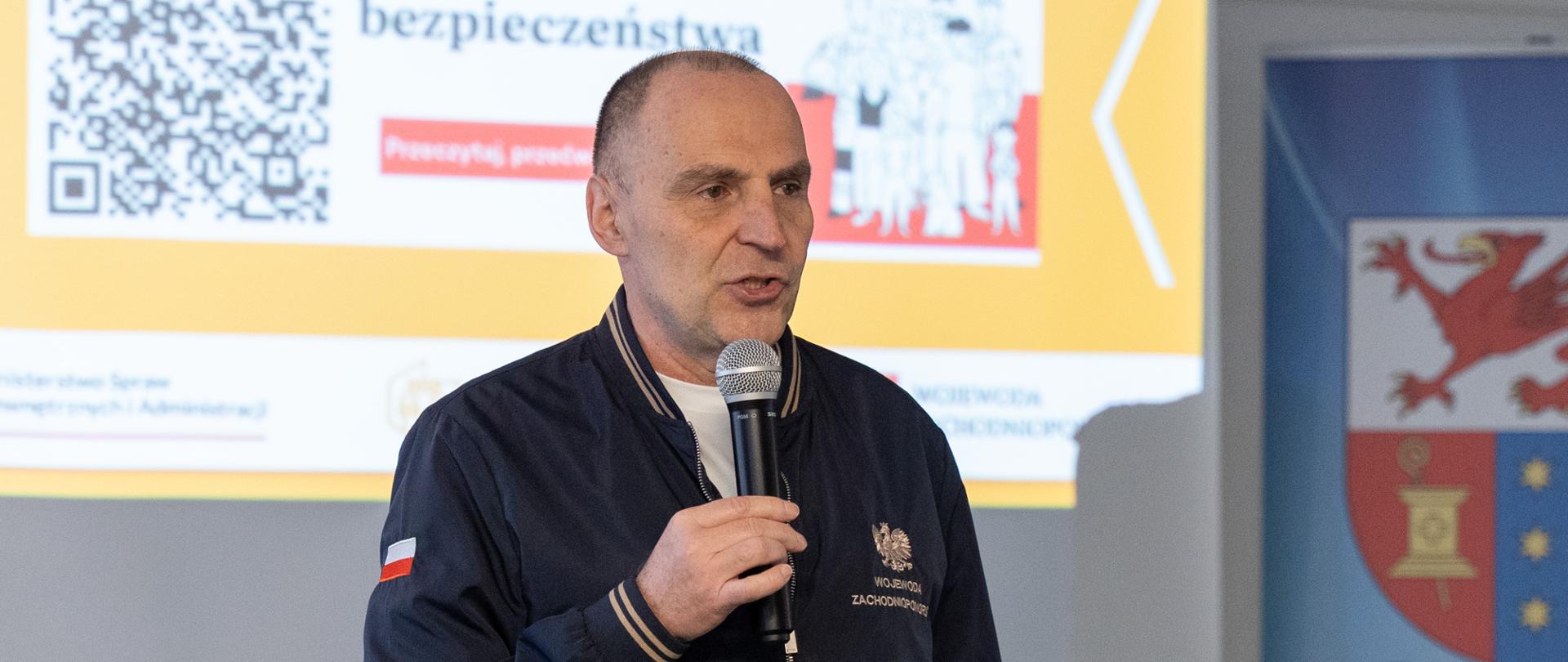 wojewoda z mikrofonem