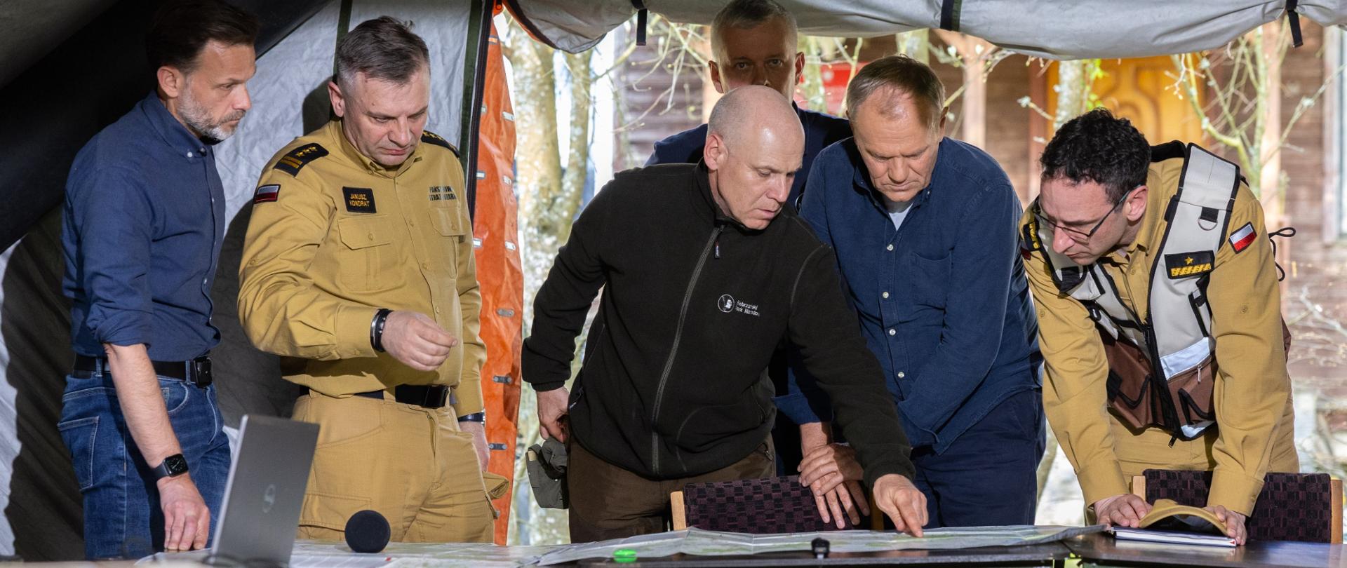 Pożar w Biebrzańskim Parku Narodowym. Odprawa służb z premierem