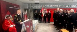 Strażacy biorący udział we Mszy Św. odprawionej w KP PSP w Węgrowie przez kapelana strażaków powiatowych ks. Piotra Pędzicha.
