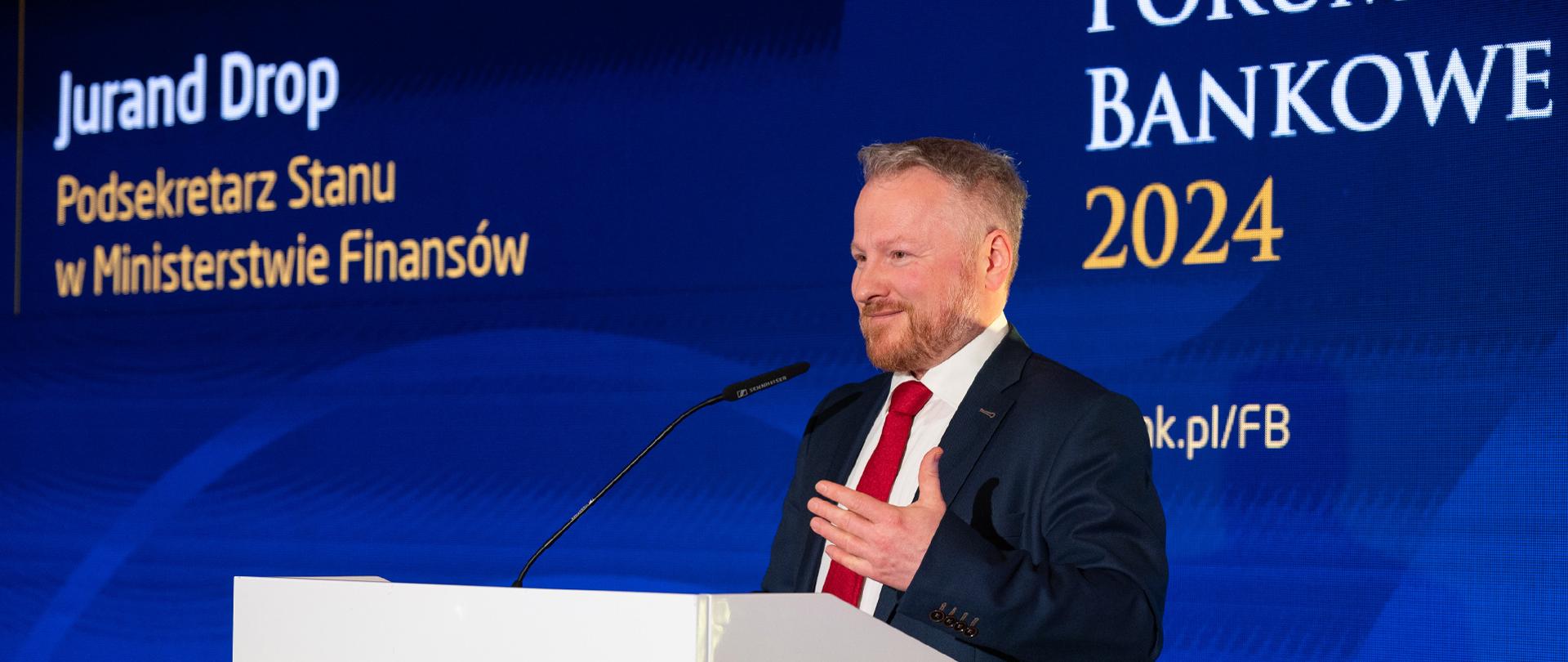 Wiceminister finansów Jurand Drop podczas wystąpienia na Forum Bankowym.
