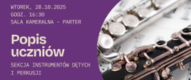 Grafika przedstawia zbliżenie klarnetu i fletu poprzecznego leżących na nutach. Tło plakatu jest w intensywnym fioletowym kolorze, który kontrastuje z metalicznym blaskiem instrumentów. Po lewej stronie widnieje jasny napis „Popis uczniów – Sekcja instrumentów dętych i perkusji” wraz z datą i miejscem wydarzenia.
