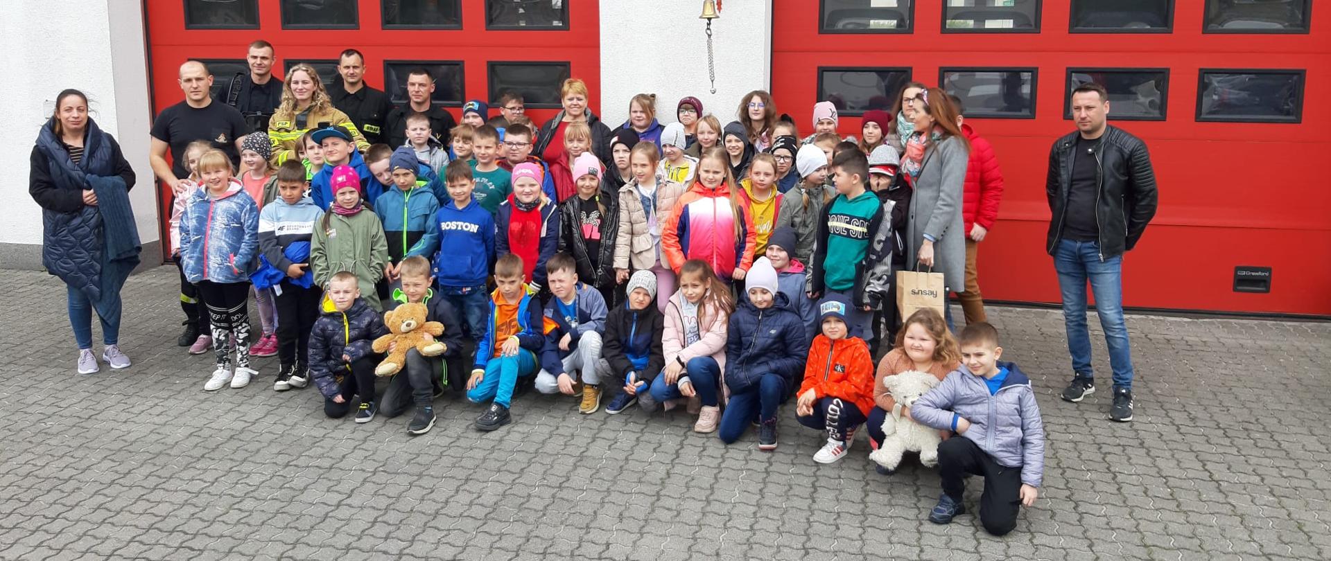 Pamiątkowe zdjęcie na zakończenie spotkania ze strażakami
