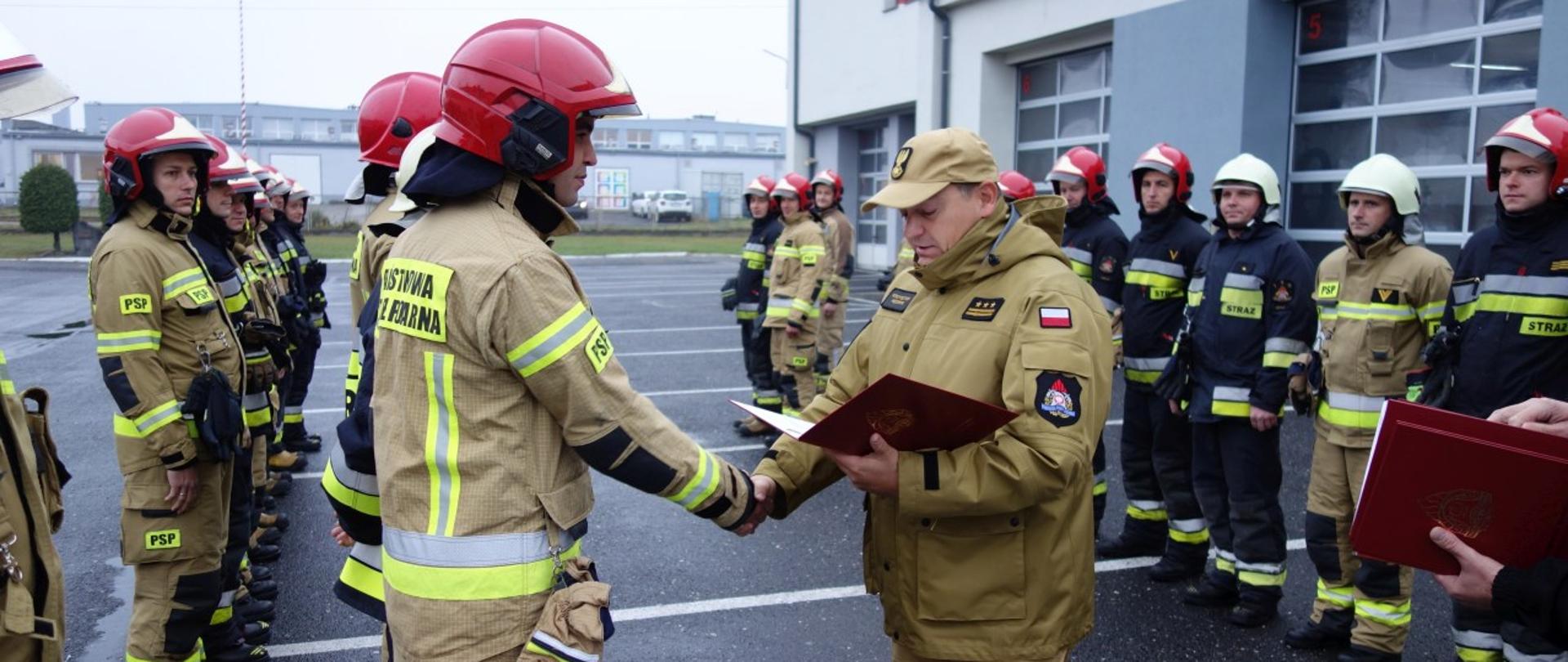Opolski Komendant Wojewódzki PSP w Opolu st. bryg. Krzysztof Kędryk oraz Komendant Miejski PSP w Opolu st. bryg. Leszek Koksanowicz dziękują strażakom zaangażowanym w działania na terenie starej kopalni w miejscowości Sobótka. Zmiana służby na placu KM PSP w Opolu.