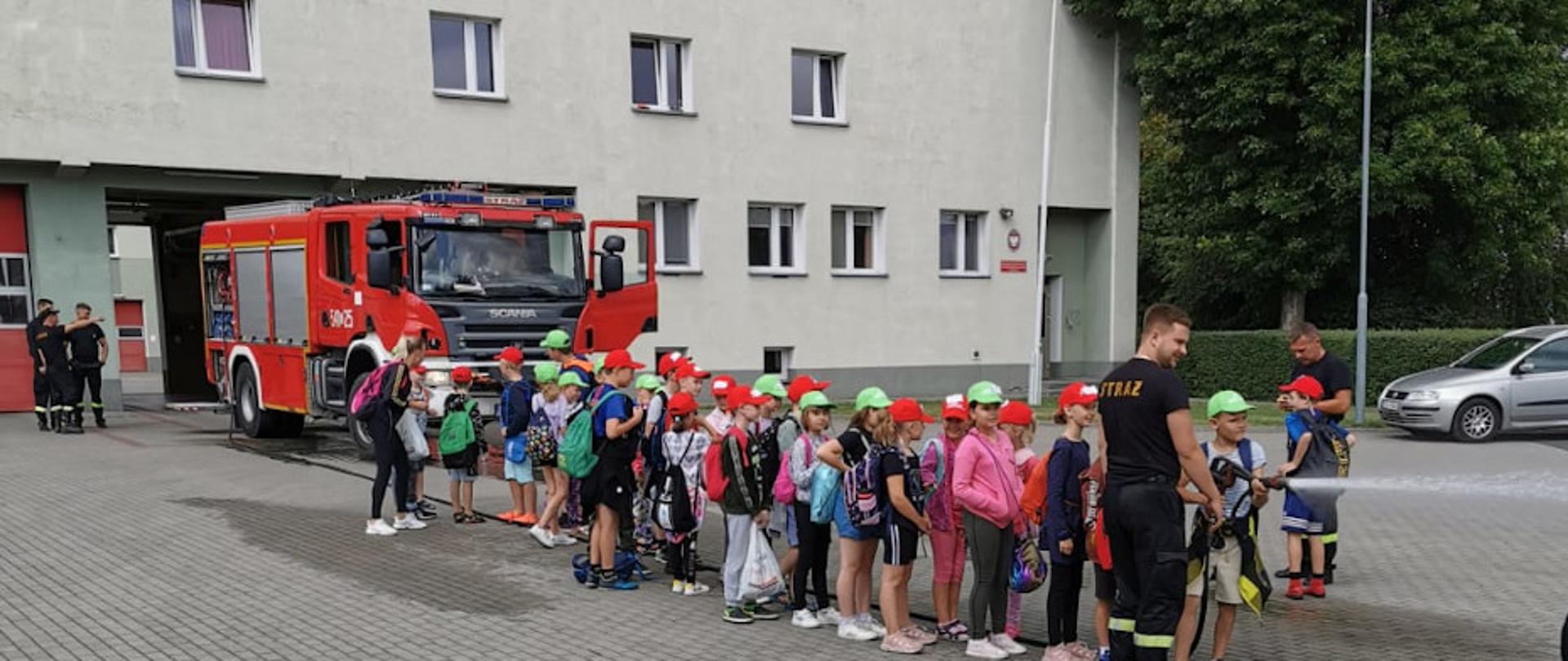 Bezpieczne Wakacje 2021” dzieci przebywające na półkolonii w Samorządowej Agencji Promocji i Kultury w Szczecinku odwiedziły szczecineckich strażaków