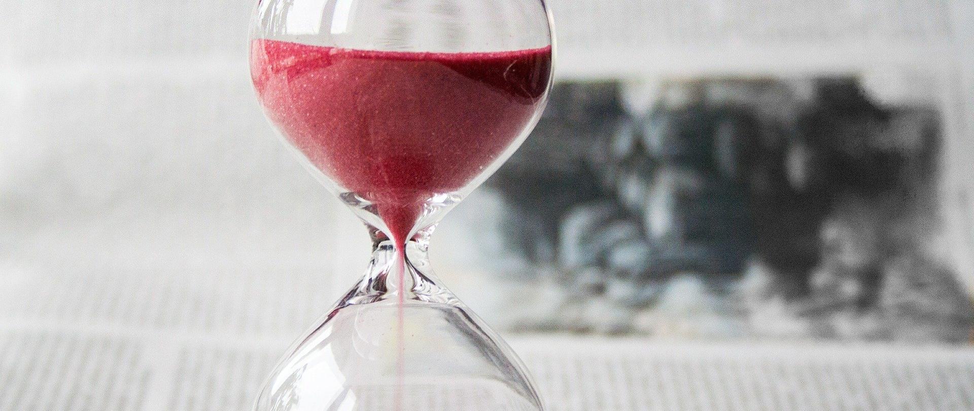 klepsydra z różowym piaskiem.