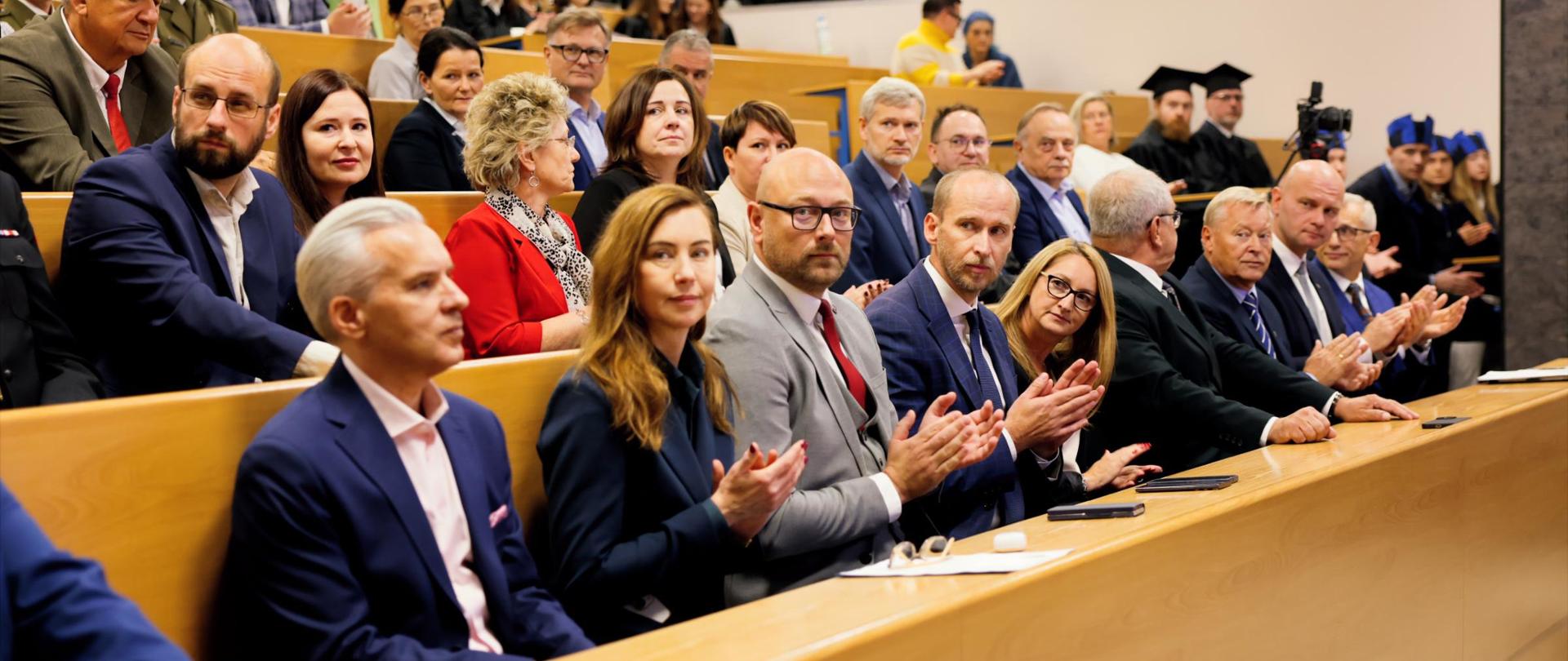 Inauguracja roku akademickiego 2025/26 Społecznej Akademii Nauk - przywitanie oklaskami kolegium rektorskiego