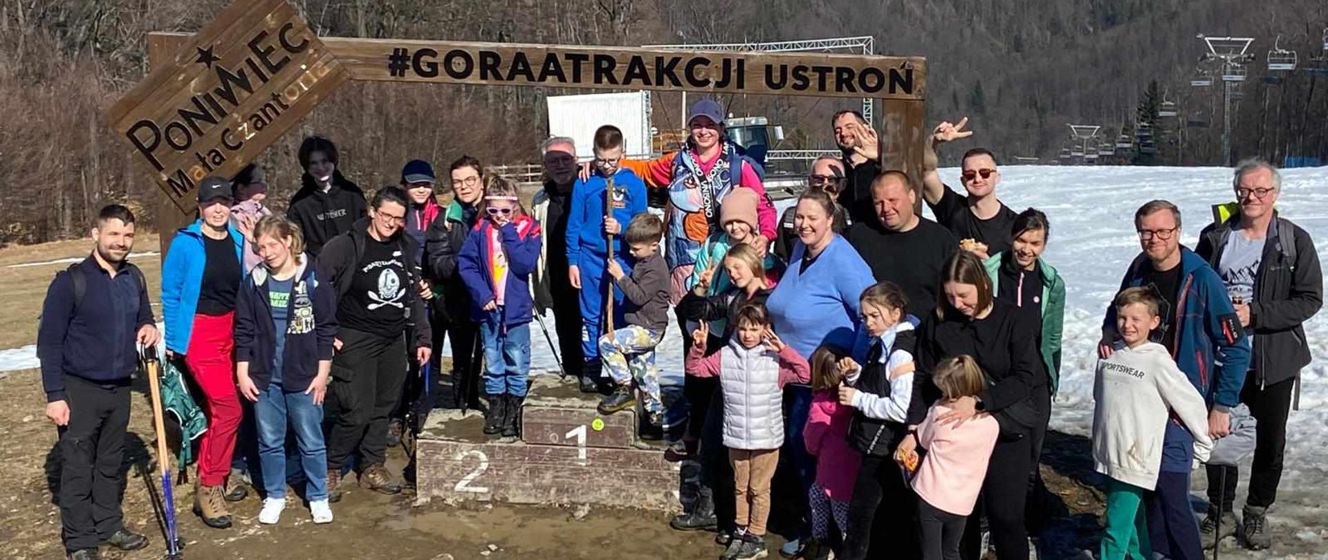 Grupa turystów na szczycie Małej Czantorii