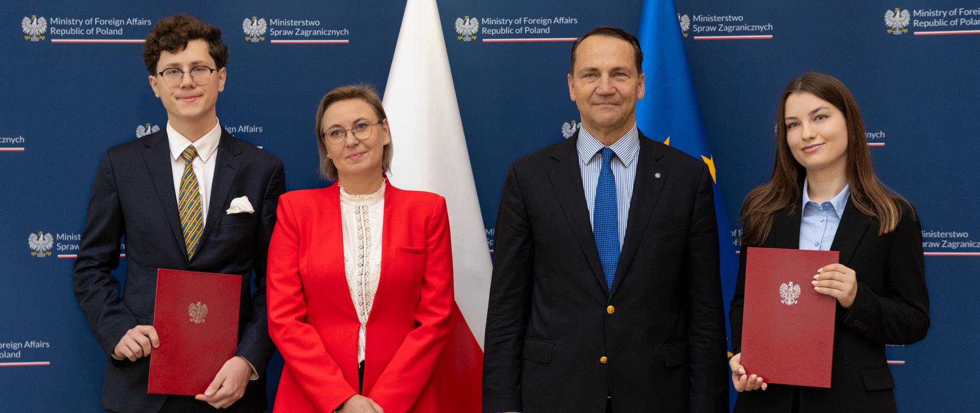 Zdjęcie grupowe. Widoczni, od lewej: Michał Wyrębkowski, Minister Adriana Porowska, Minister Radosław Sikorski, Karolina Fabirkiewicz.