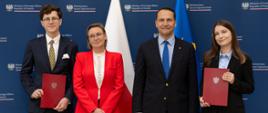 Zdjęcie grupowe. Widoczni, od lewej: Michał Wyrębkowski, Minister Adriana Porowska, Minister Radosław Sikorski, Karolina Fabirkiewicz.
