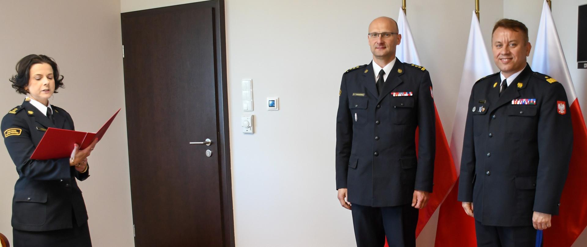 Zastępca Naczelnika Wydziału Kadr brygadier Iwona Kozicka odczytuje akt powołania na stanowisko Komendanta Powiatowego PSP w Żyrardowie