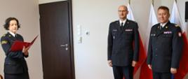 Zastępca Naczelnika Wydziału Kadr brygadier Iwona Kozicka odczytuje akt powołania na stanowisko Komendanta Powiatowego PSP w Żyrardowie