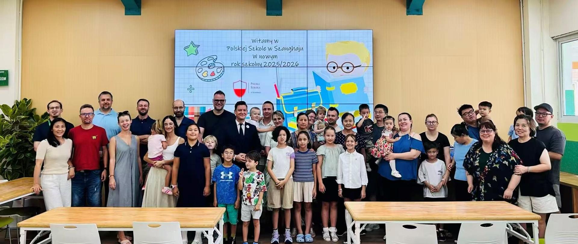 Rozpoczęcie roku szkolnego 2025/2026 w Szkole Polskiej w Szanghaju. Na zdjęciu: uczniowie, rodzice, grono pedagogiczne, goście.