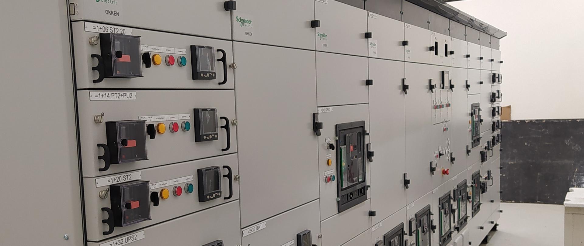 wnętrze budynku technicznego z szafą zasilania pod ścianą