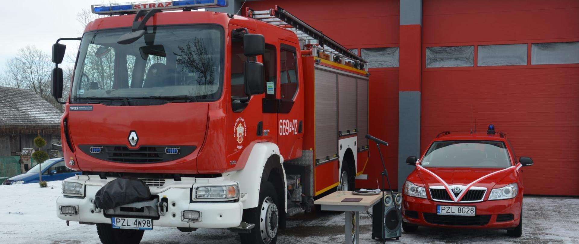 Pojazdy OSP Osówka przed remizą