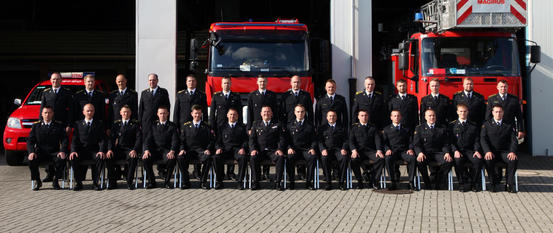 Zdjęcie grupowe strażaków z JRG 4