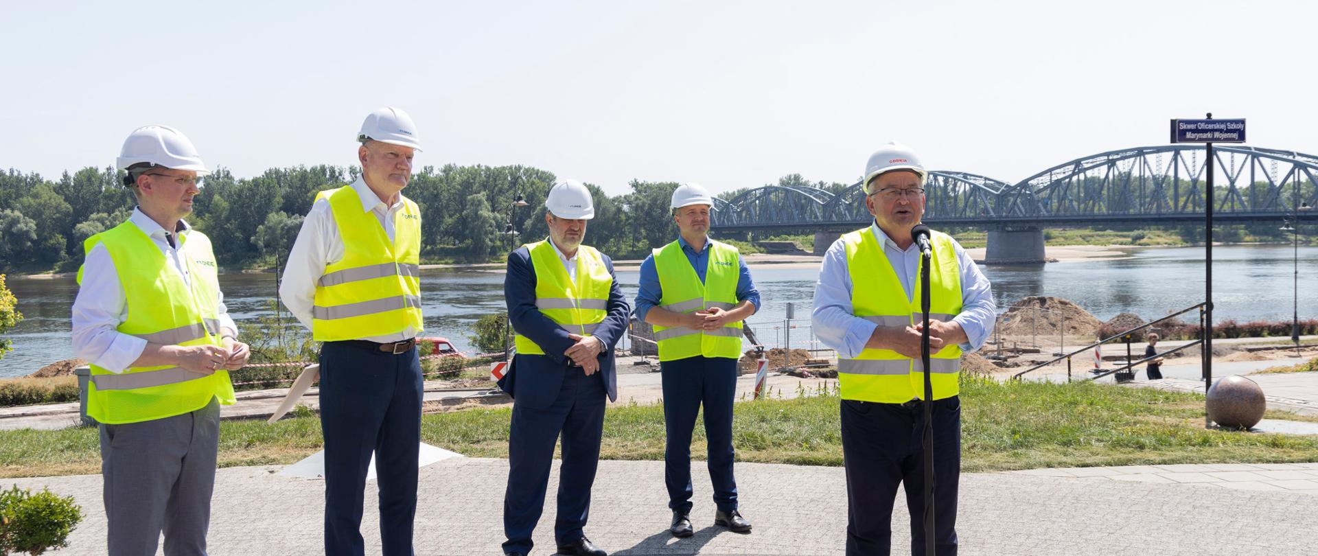 mężczyźni w kamizelkach odblaskowych