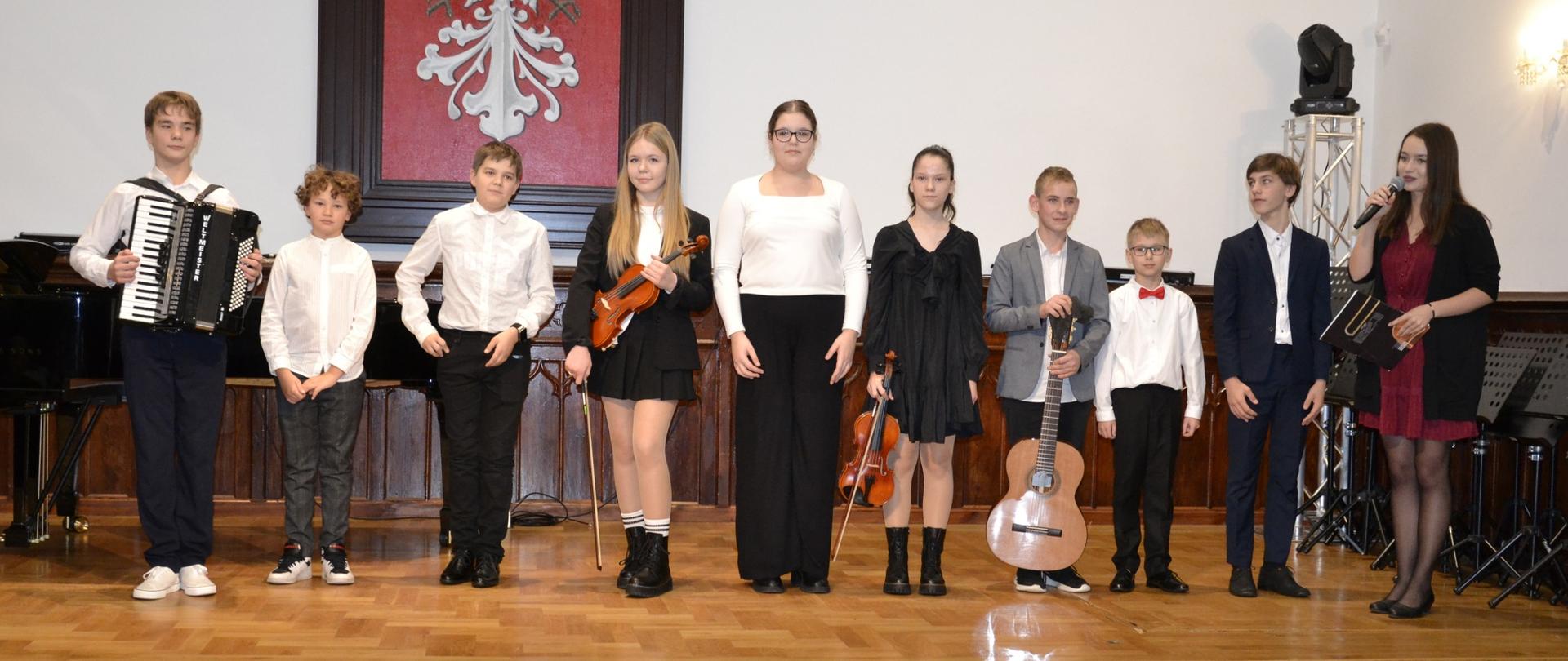 Uczniowie klasy III cyklu 4-letniego PSM I stopnia podczas koncertu klasowego wraz z nauczycielką Kalina Rokosz w sali królewskiej PSM w Mielcu