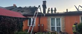 Trzech strażaków na stropie spalonego poddasza 
