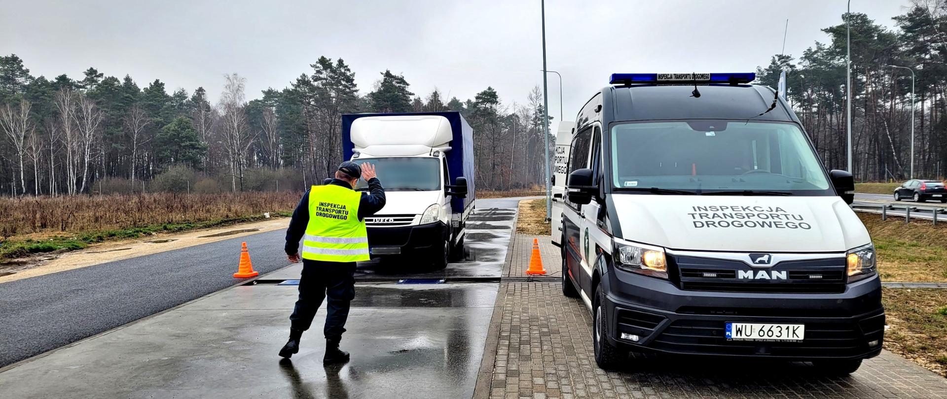 Kontrolowany „bus” na punkcie kontrolnym opolskiej Inspekcji Transportu Drogowego