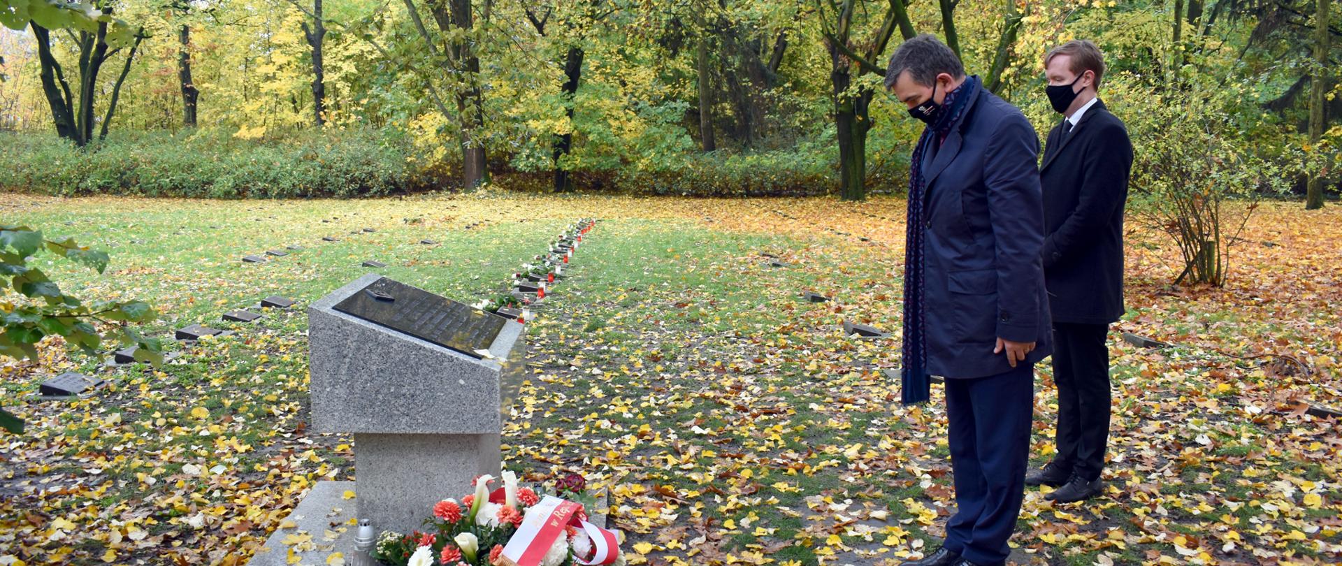 Ambasador Andrzej Przyłębski razem z niemiecką Polonią odwiedził dziś w dzień Wszystkich Świętych polskie groby na berlińskim Cmentarzu Marzahn Parkfriedhof.